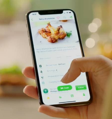 Person using the Philips kitchen plus app