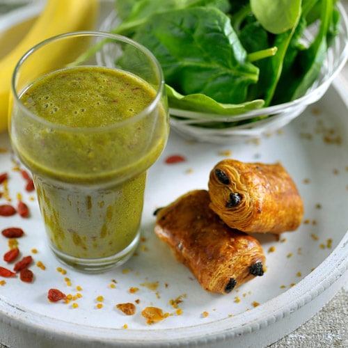 Green spinach and carrot smoothie