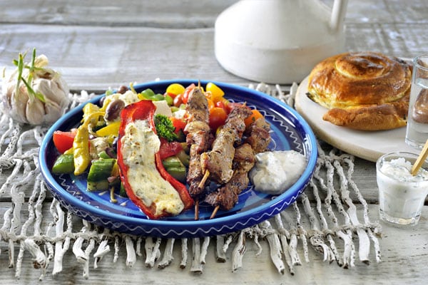 Souvlaki with Greek salad and tzatziki | Philips