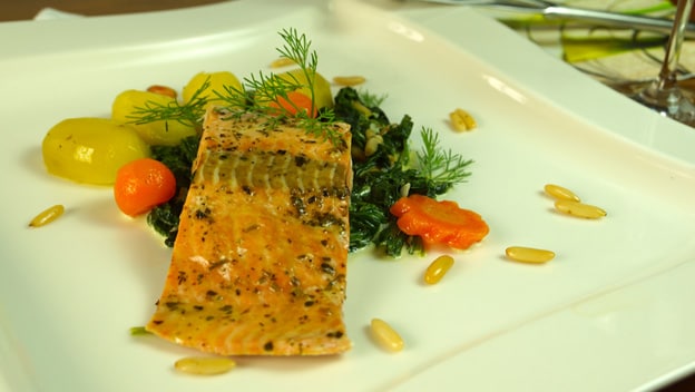 Steamed salmon with chard sauce | Philips