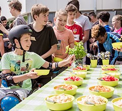 Children making smoothie with GORILLA