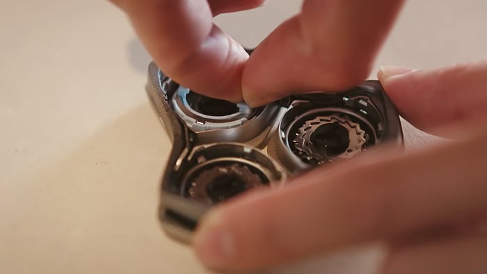 How to replace the shaving heads on the S9000 shaver