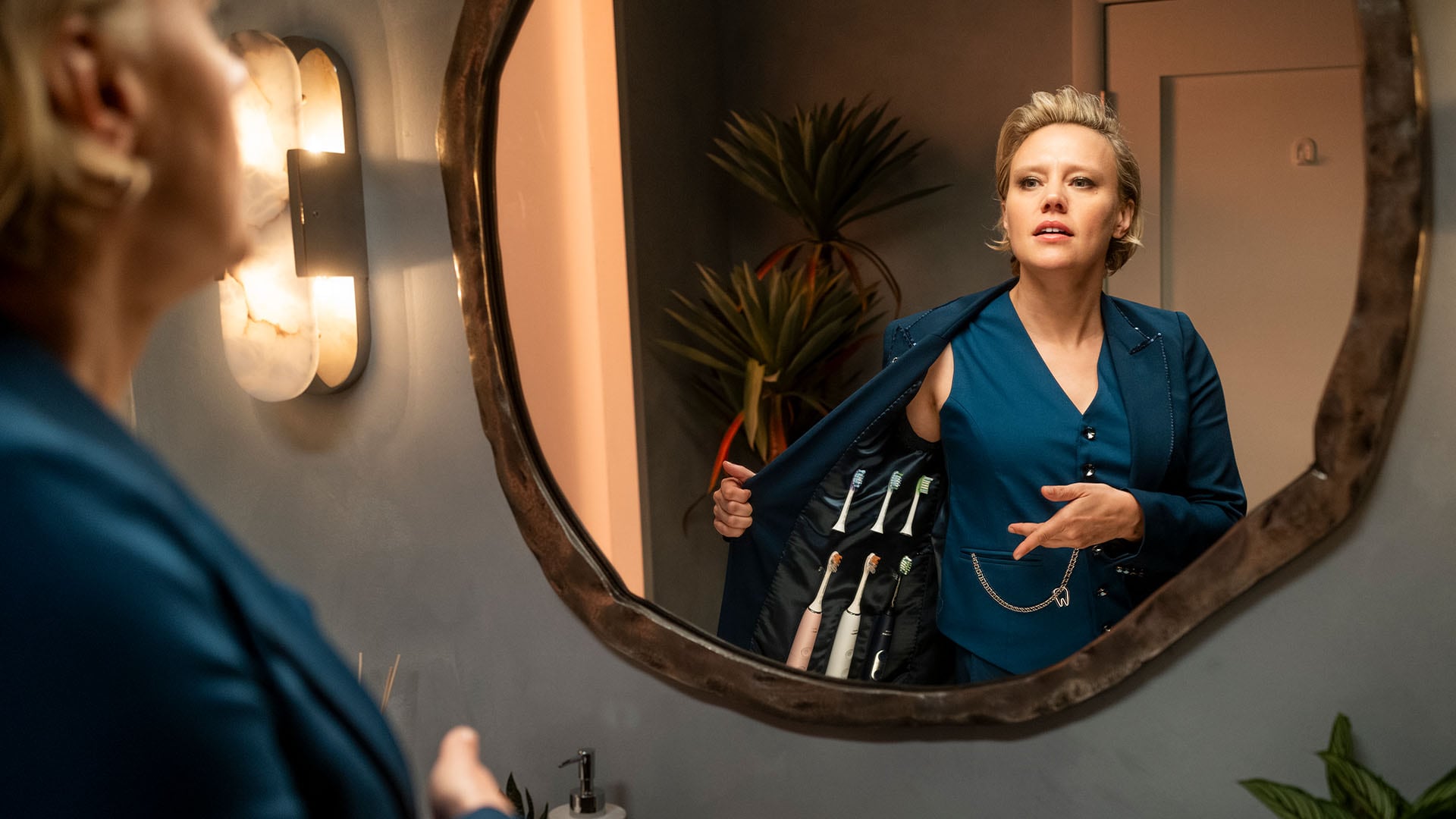 kate mckinnon with sonicare toothbrush