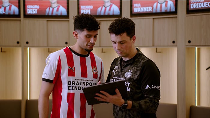 PSV player Ricardo Pepi and sports scientist Ruud van Elk from PSV are studying the player data together. -  